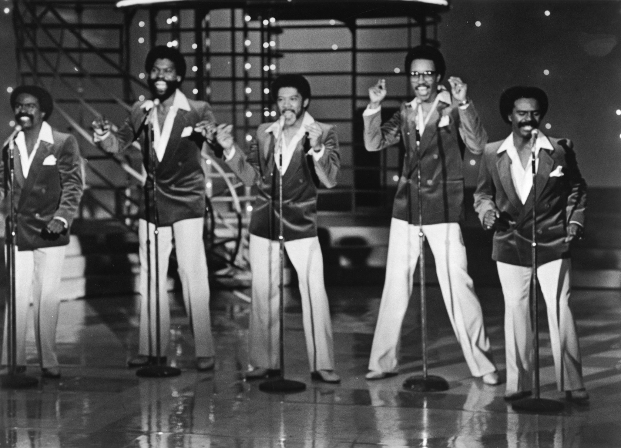 Nicholas Caldwell of the Whispers Dies at 71 - The New York Times